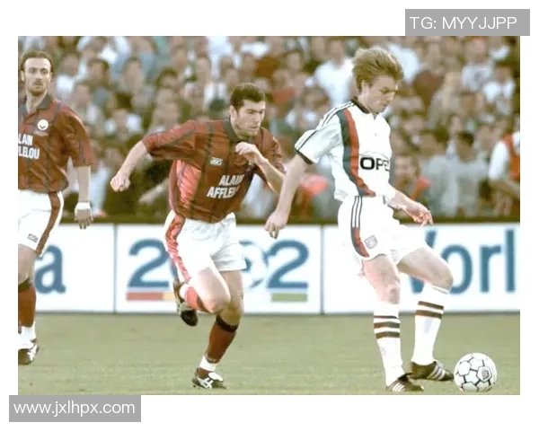 2000年足球巨星风云：从齐达内到罗纳尔多的辉煌岁月