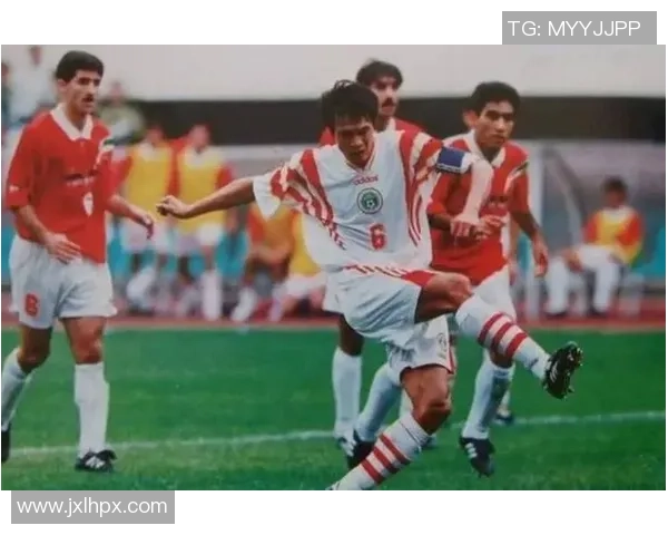 1970年代足球巨星风采再现：那些改变足球历史的传奇人物