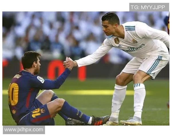 C罗梅西足球球星卡套收藏版限量发售专属纪念版引领潮流热潮