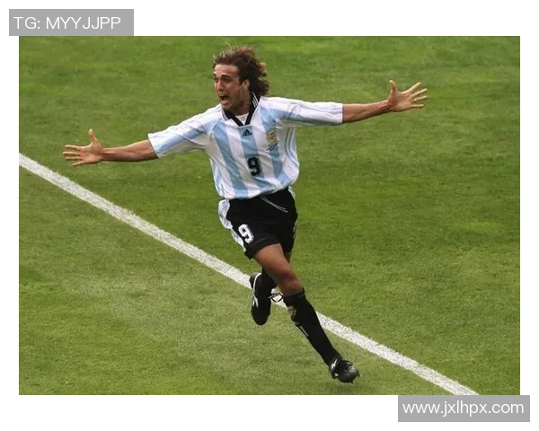 世界顶级足球高中锋球星盘点与分析：从传奇到新星的全面解读