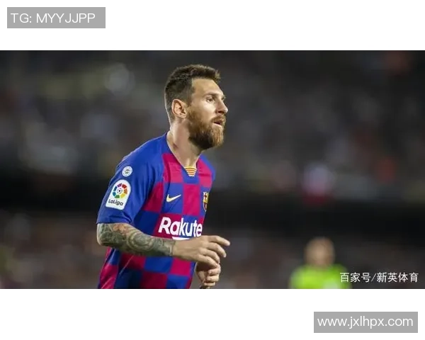 中国足球球星街头休闲时尚风采高清图片展现其独特个人魅力与生活态度