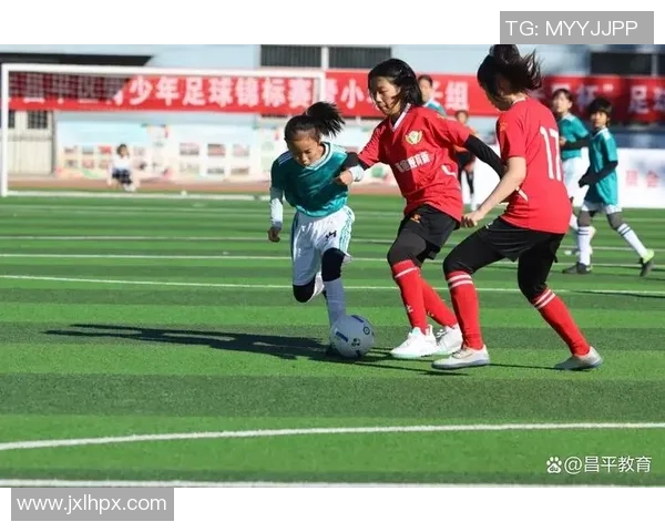 小朋友与球星同场竞技 激情足球梦想碰撞精彩瞬间