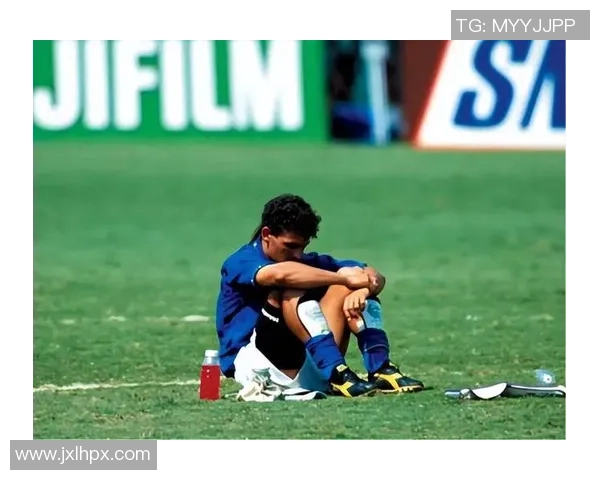 当足球球星露出笑容时那份真挚的快乐胜过赛场上的所有荣誉